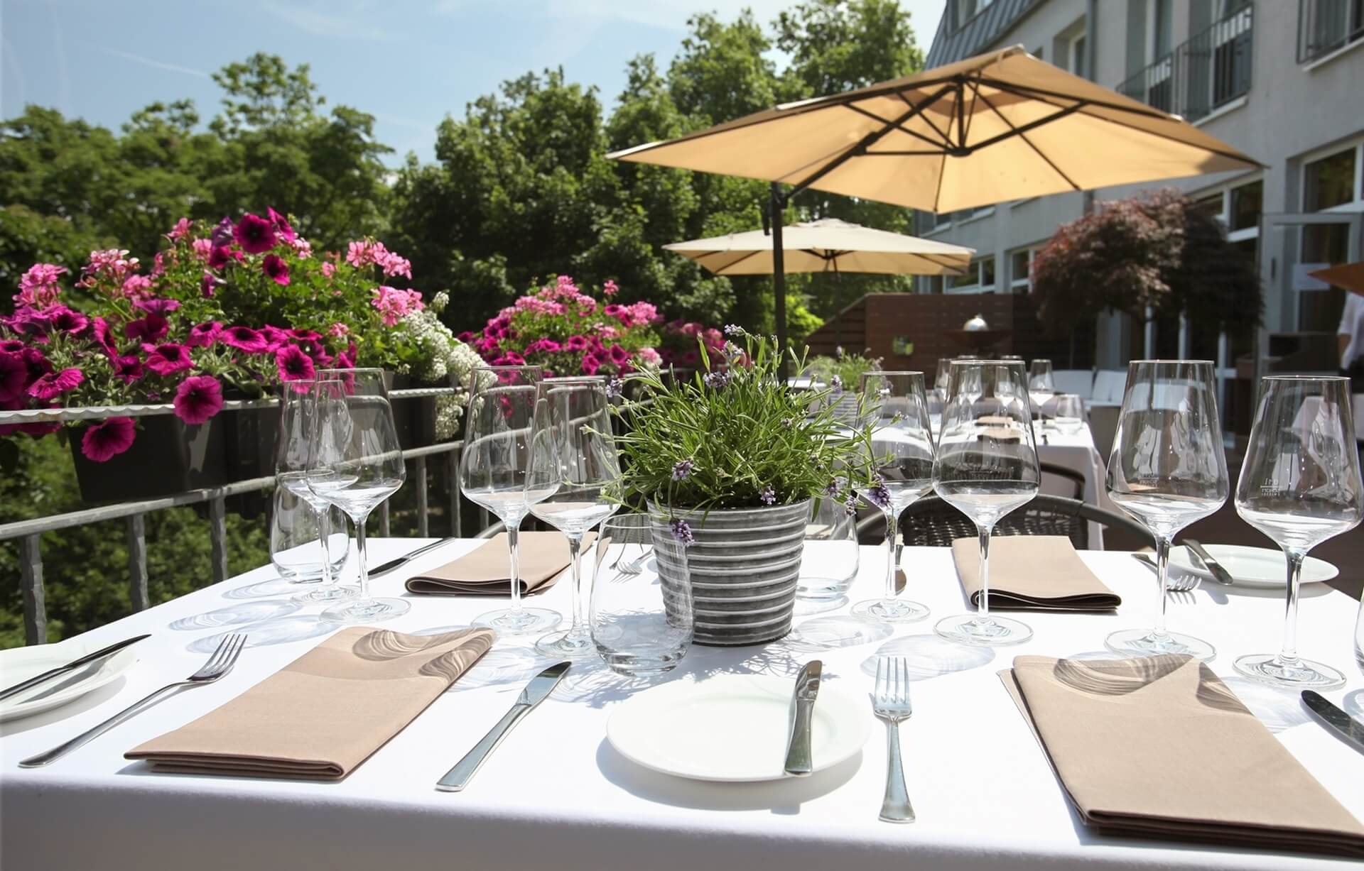 Die Restaurant Terrasse im Parkhotel Landau Pfalz bietet Event Catering.